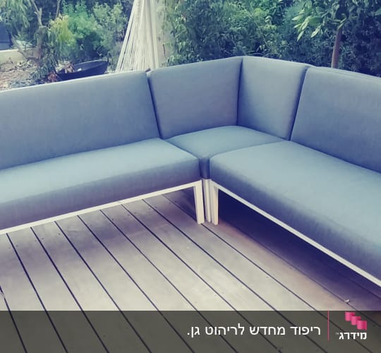 כריות ריפוד אפורות על ספת גן פינתית